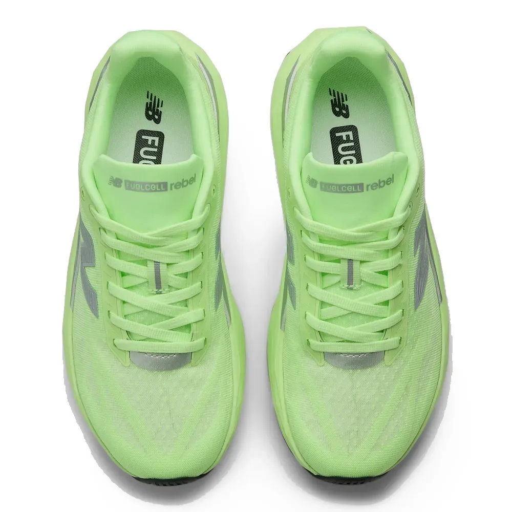 Par de tênis de corrida New Balance FuelCell Rebel masculino verde claro em ângulo lateral.